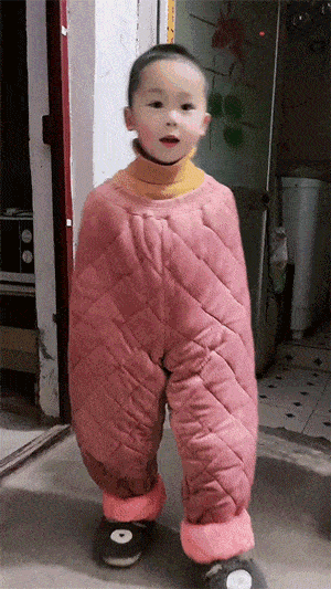 “姑娘穿裙子的时千万不要站在强光下,旁边的大爷都看傻了”哈哈