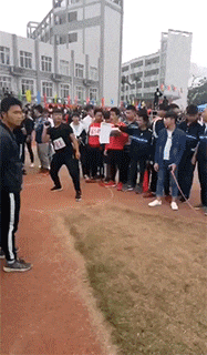 “姑娘穿裙子的时千万不要站在强光下,旁边的大爷都看傻了”哈哈