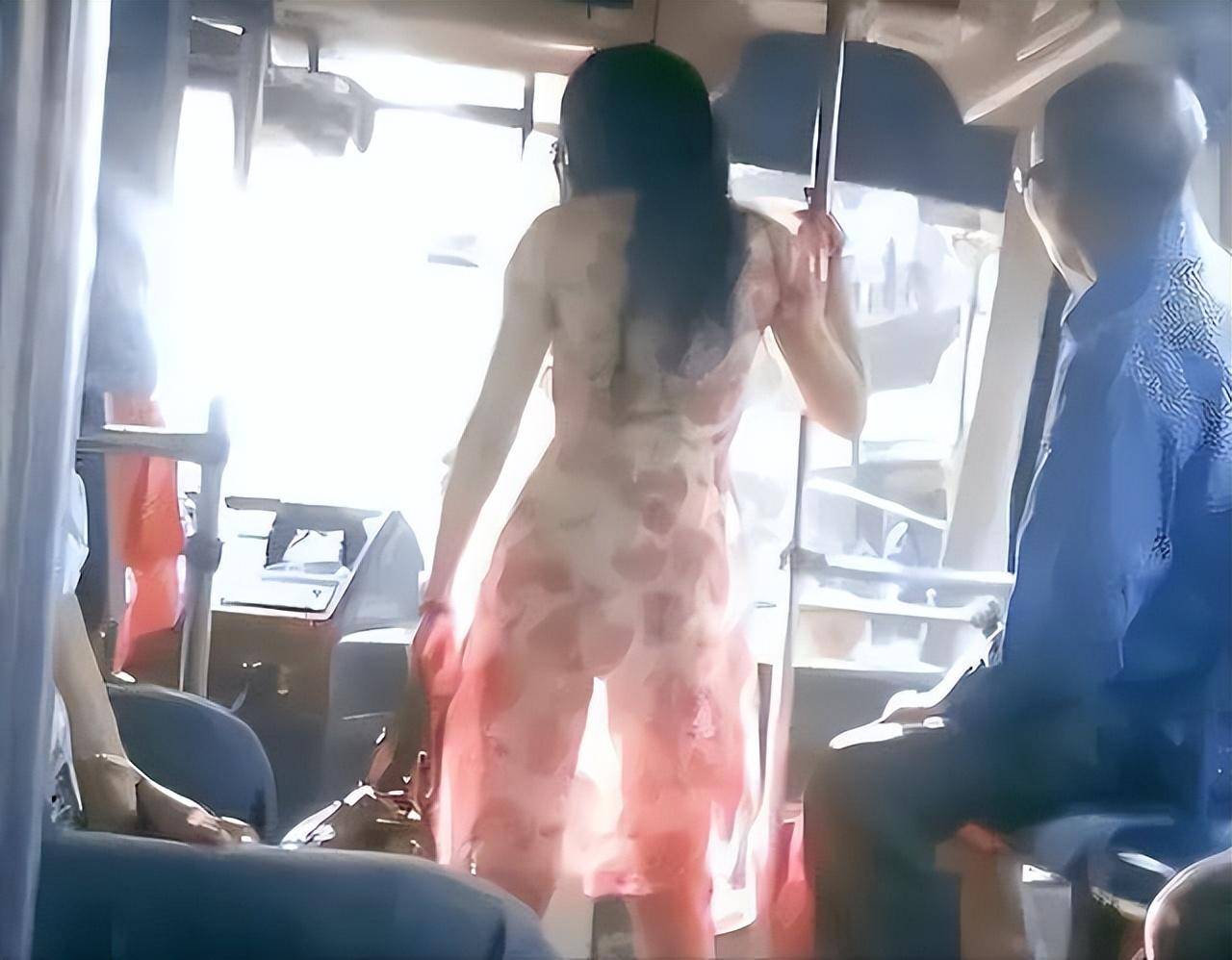 “姑娘穿裙子的时千万不要站在强光下,旁边的大爷都看傻了”哈哈
