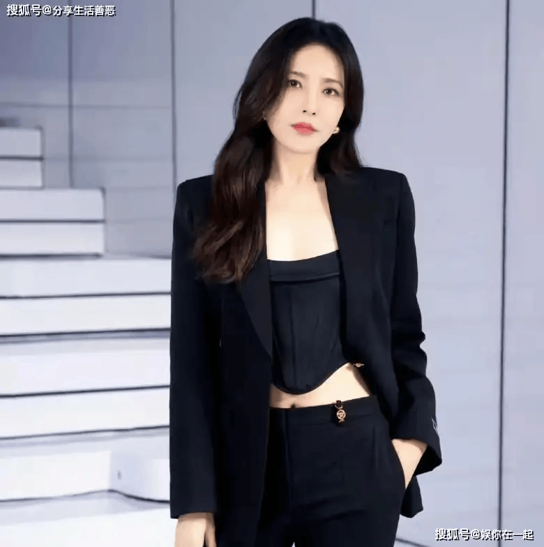 曾黎再一次释放女王风采，黑色束身衣搭配修身西服分外帅气！