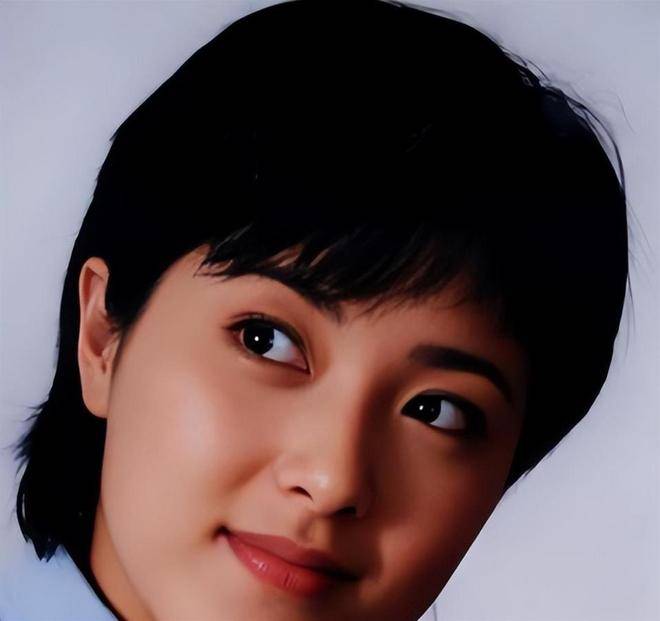 中戏两百年难得一遇的美女曾黎，她的名字总是与美丽、才华和从容联系在一起。