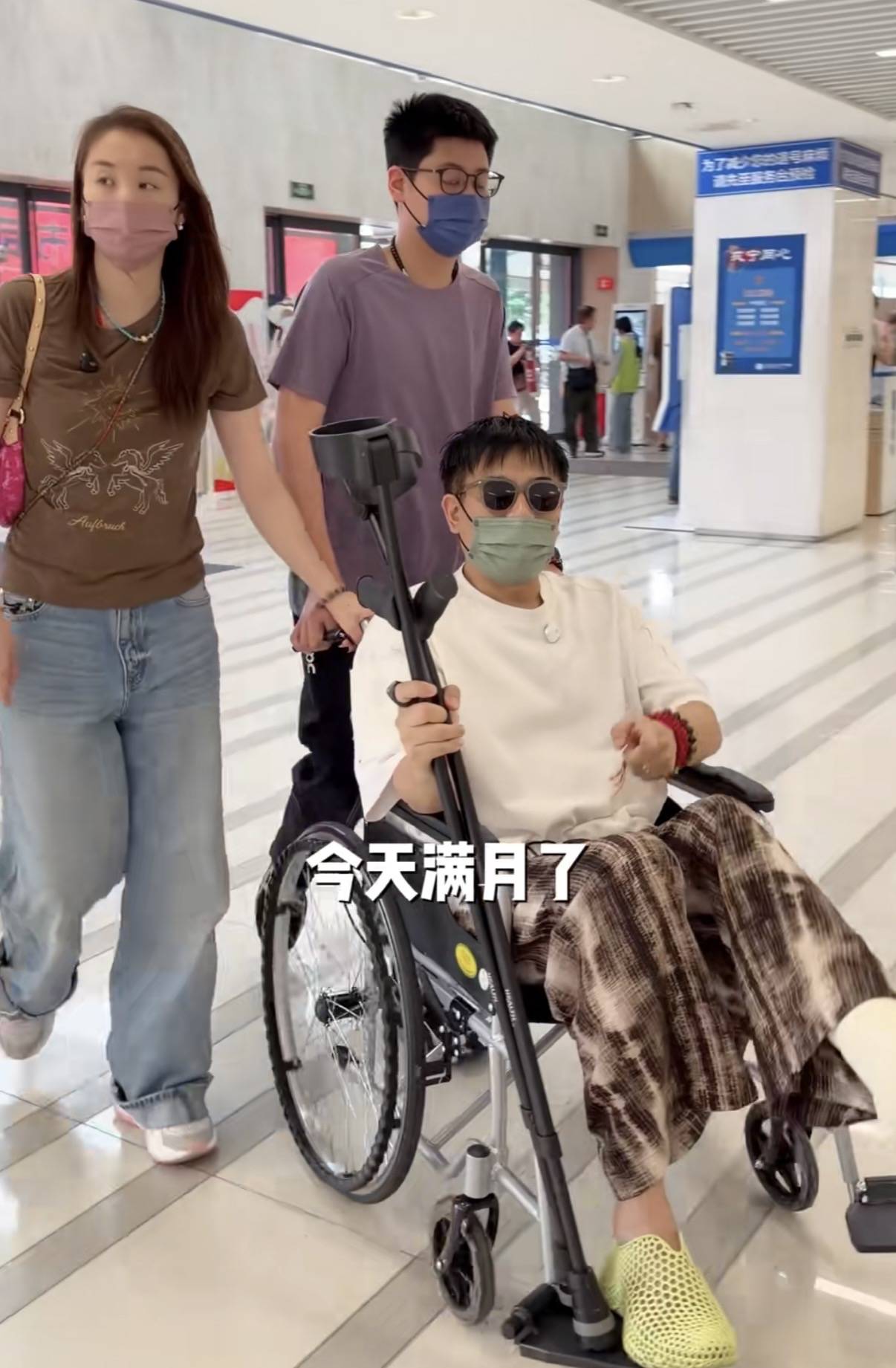 原创            陈龙骨折后医院复查，小10岁老婆掩面痛哭，13岁儿子身高近180cm