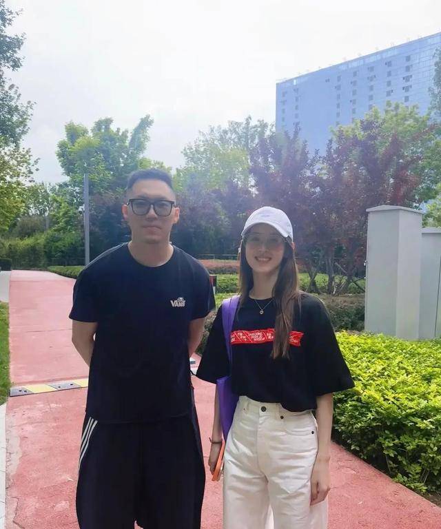 章泽天观看欧冠联赛！穿无袖小香风双臂粗壮，戴300万表好低调