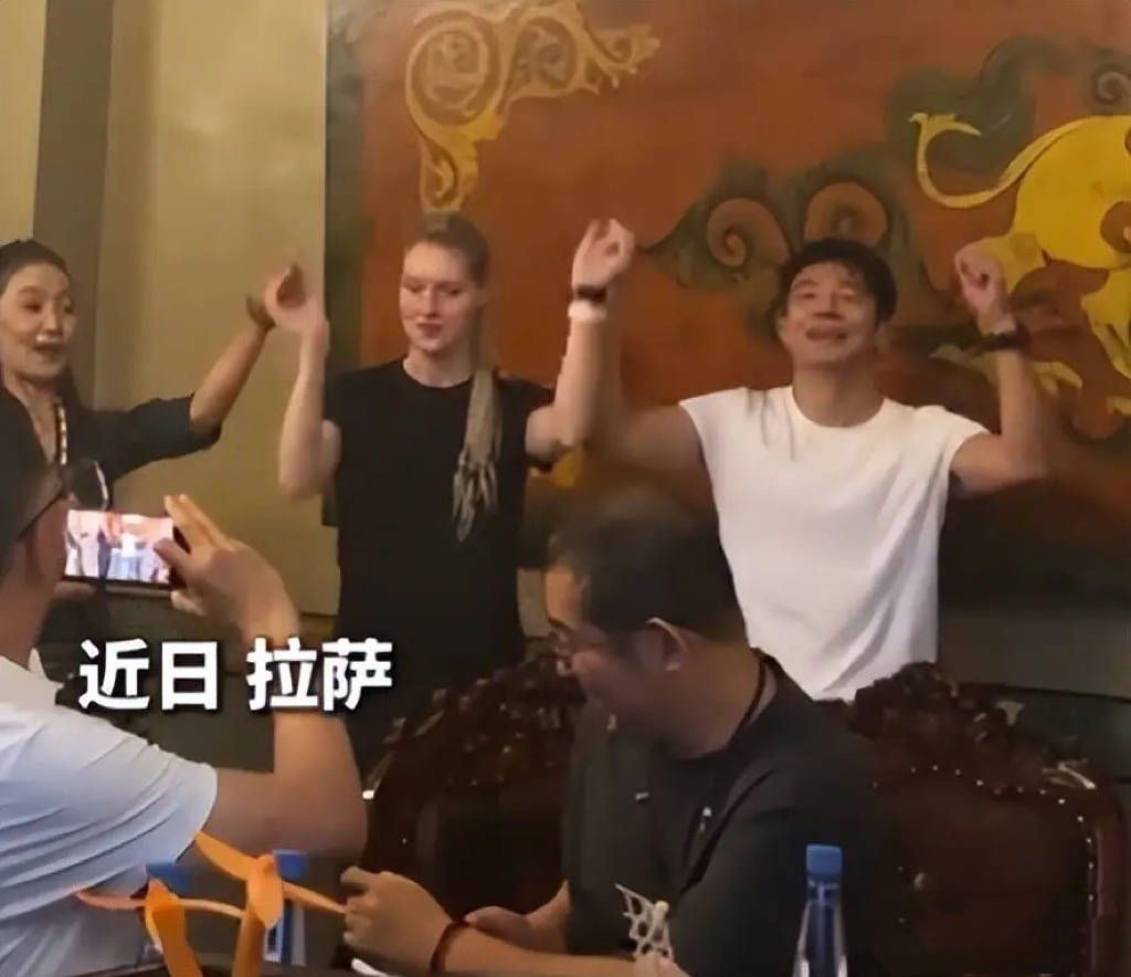 原创            撒贝宁夫妇拉萨吃石锅鸡，李白一头脏辫高又壮，显得撒贝宁更矮小