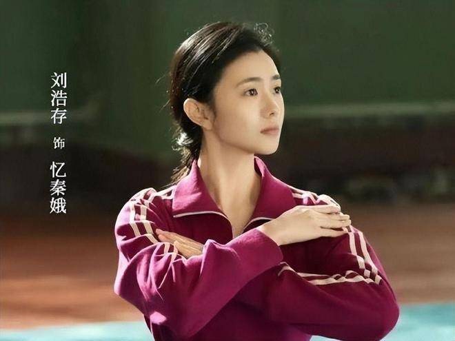 为何劝女星少整容?刘浩存、杨紫同框对比,应验张艺谋评价