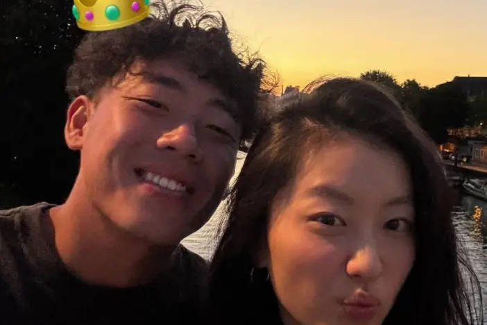 陈奕迅女儿陈康堤甜蜜为男友庆生！二人合影笑容满面尽显恩爱