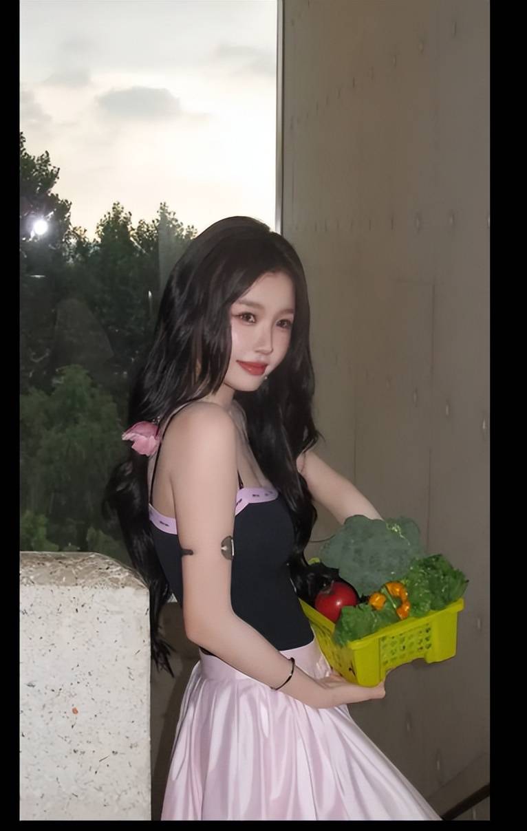 虞书欣吊带裙出镜,回眸一笑,温柔可爱!