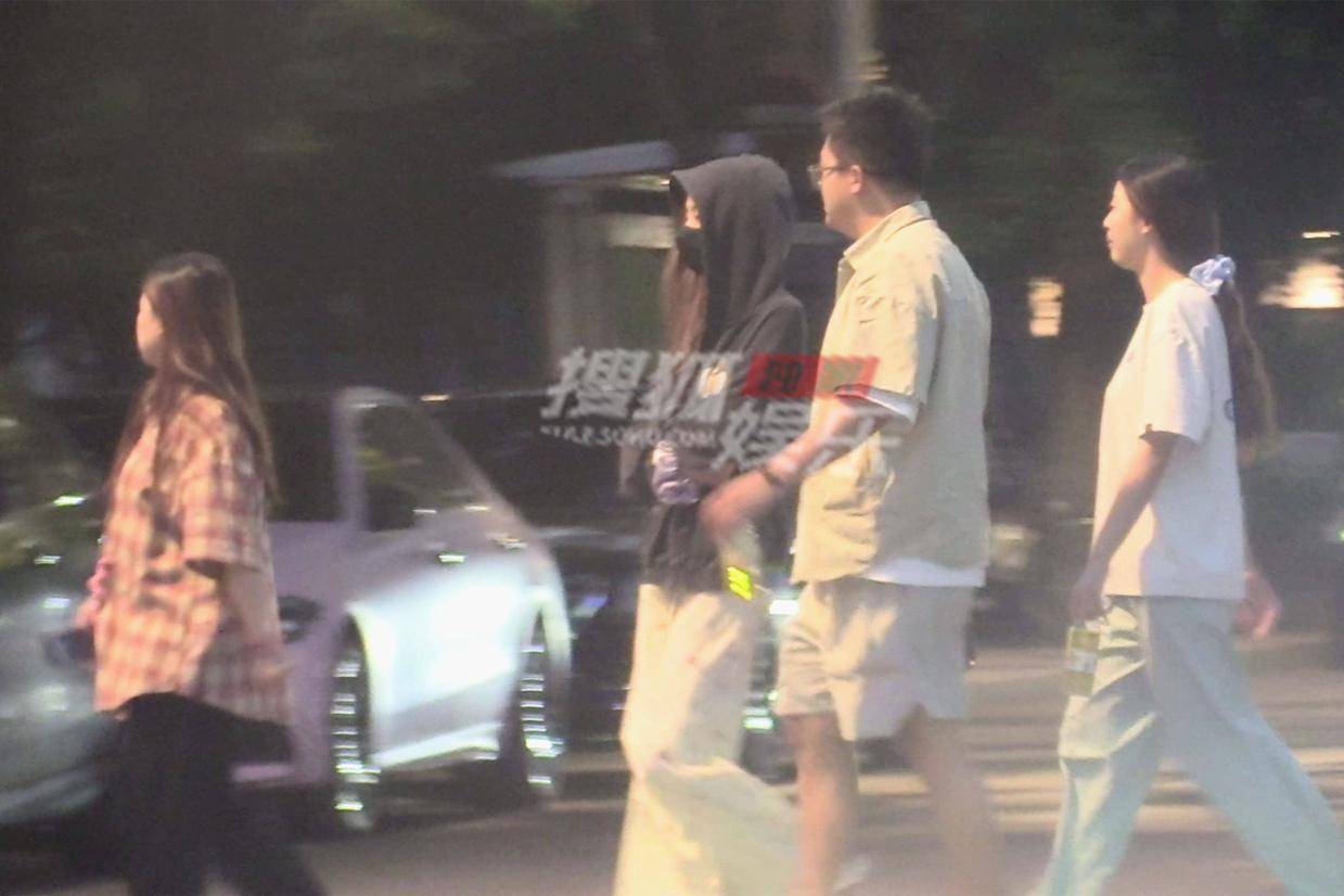 黄子韬徐艺洋深夜烤肉聚餐 同事相伴氛围融洽