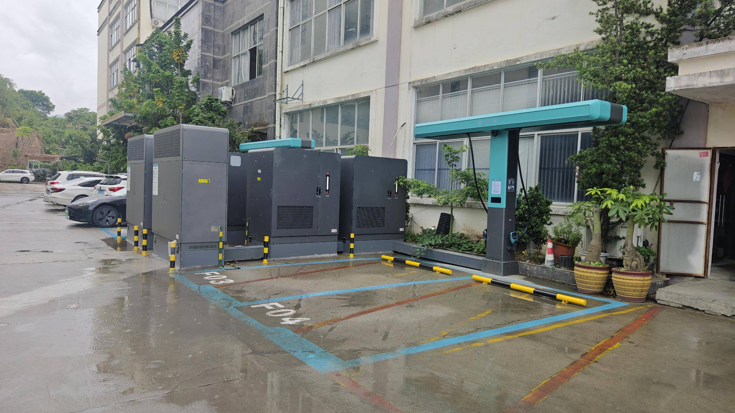 高速服务区充电排到崩溃？比亚迪这招“出入口1公里”彻底把人看傻了