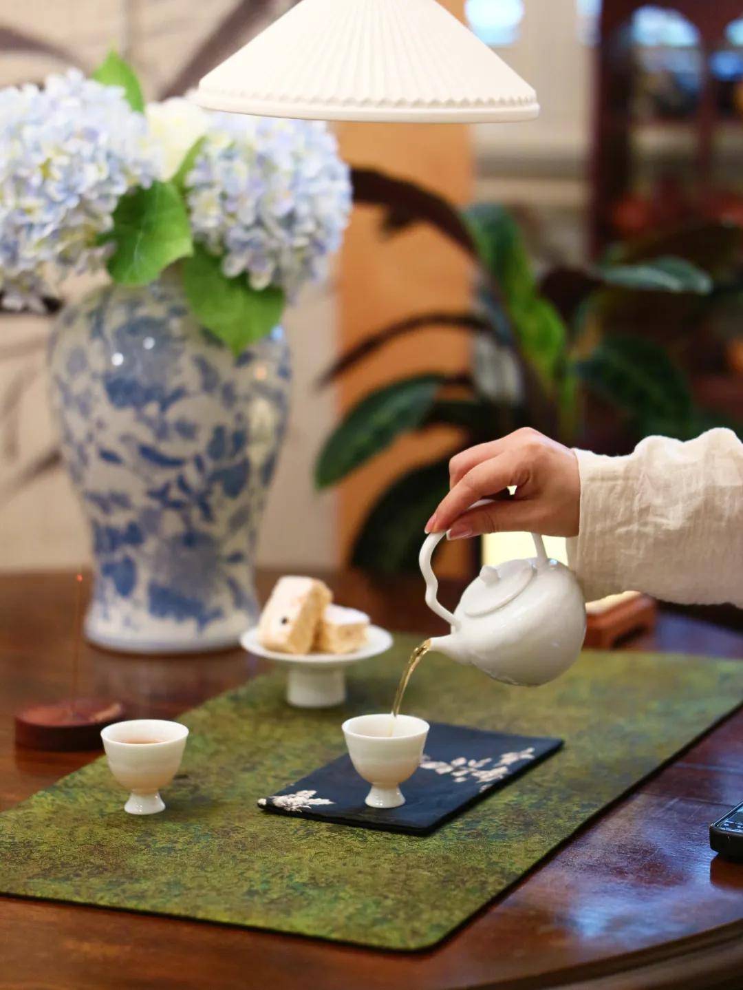 宋韵今承意叁陶瓷标签之影青釉荷花茶具里的风雅与匠心