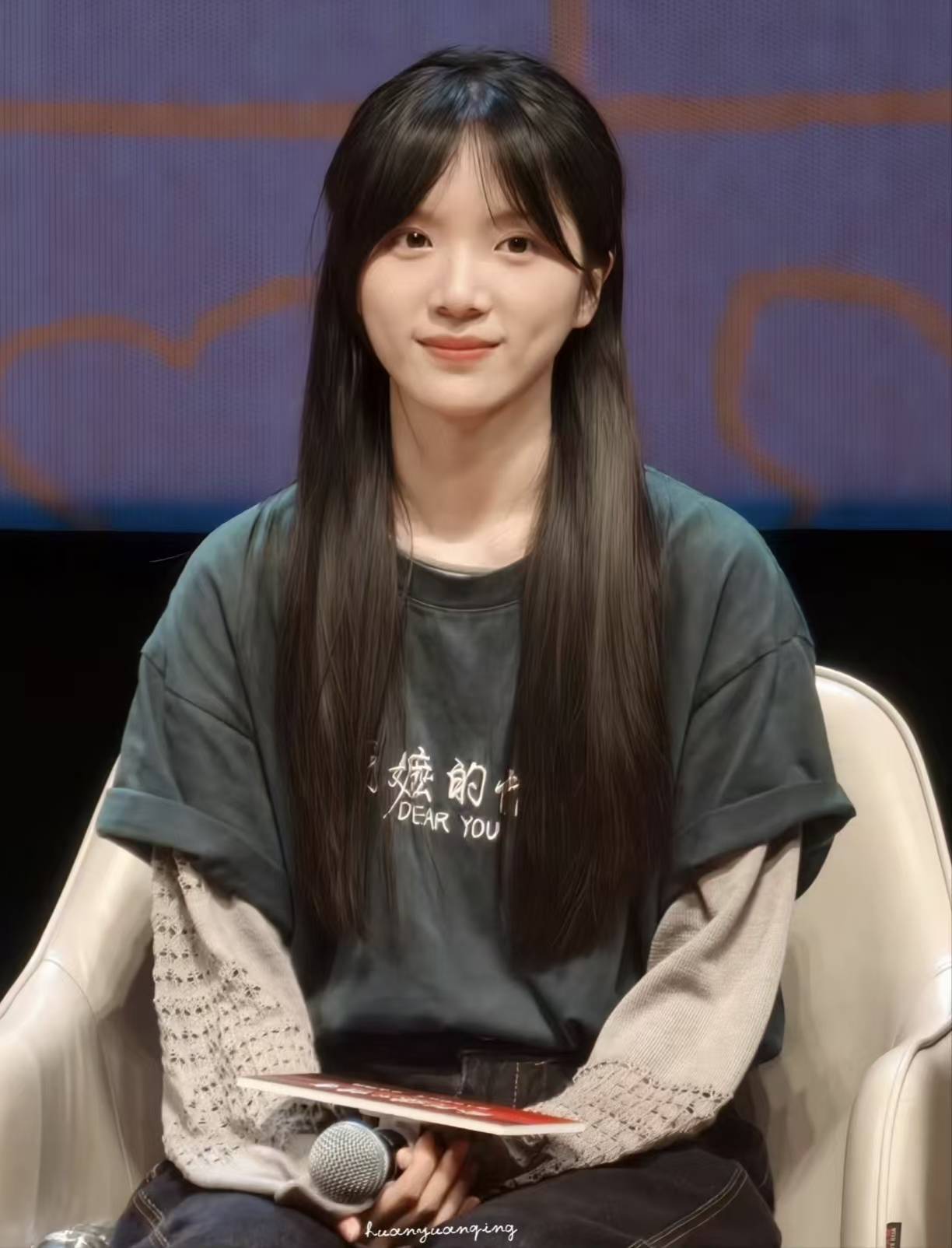 微博电影之夜 李思潼绿T工服走红毯