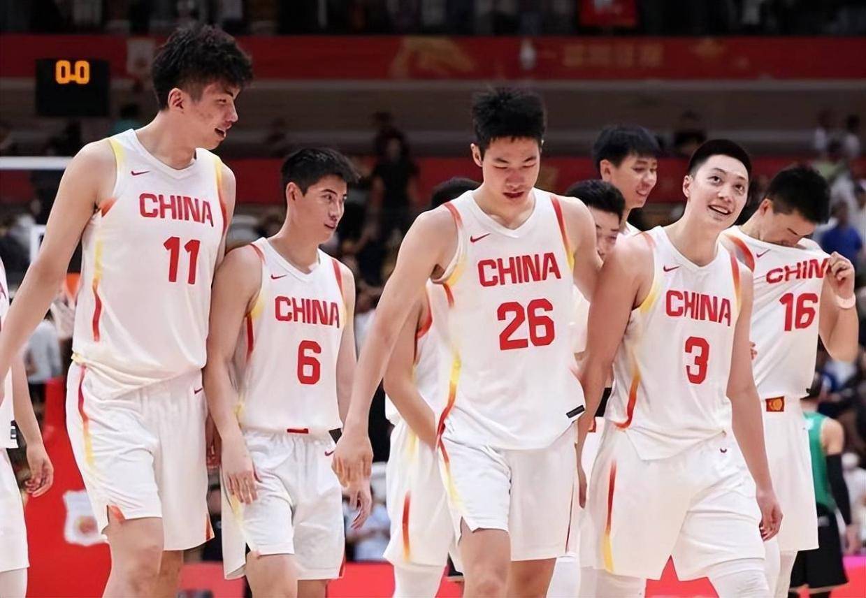 年轻风暴！中国男篮12人名单出炉，杨瀚森扛大旗，内线锋线很强