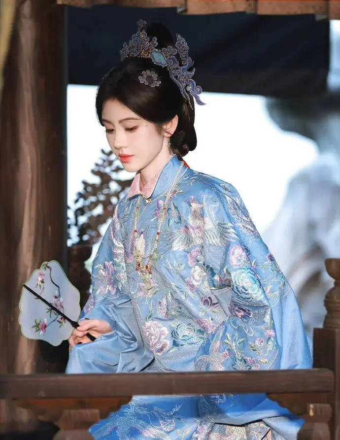 鞠婧祎蓝色古装路透曝光 优雅温婉尽显东方韵味