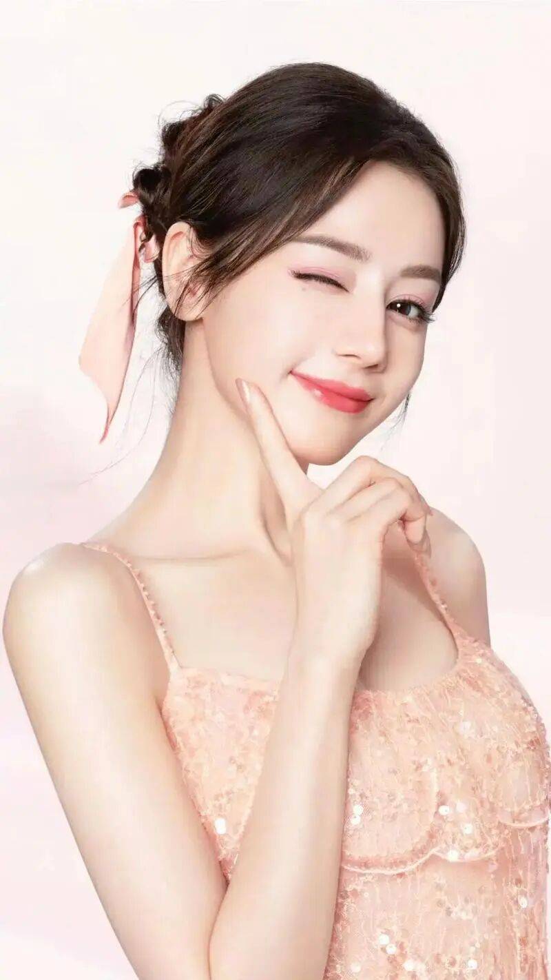 原创            “新疆第一美女”迪丽热巴写真！异域般天使面孔身材火辣