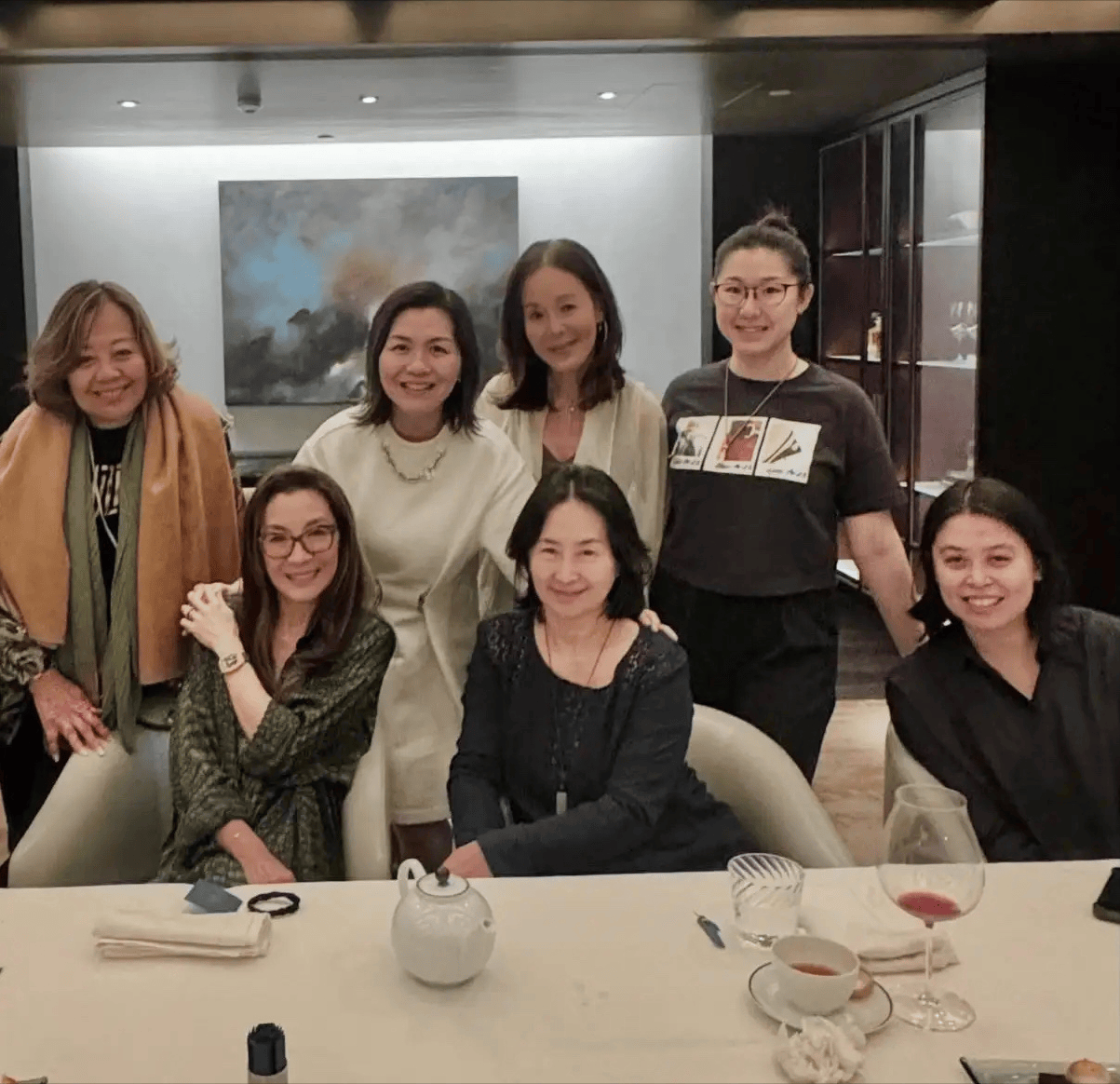 原创            63岁何超琼久违露面，镂空长衫配黑色短裙白到发光，身材圆润不少