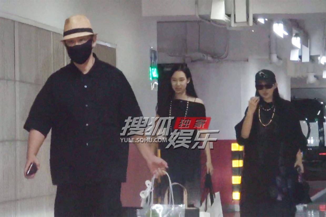 赵文卓全家逛街暖心画面 提购物袋护妻女尽显好男人本色