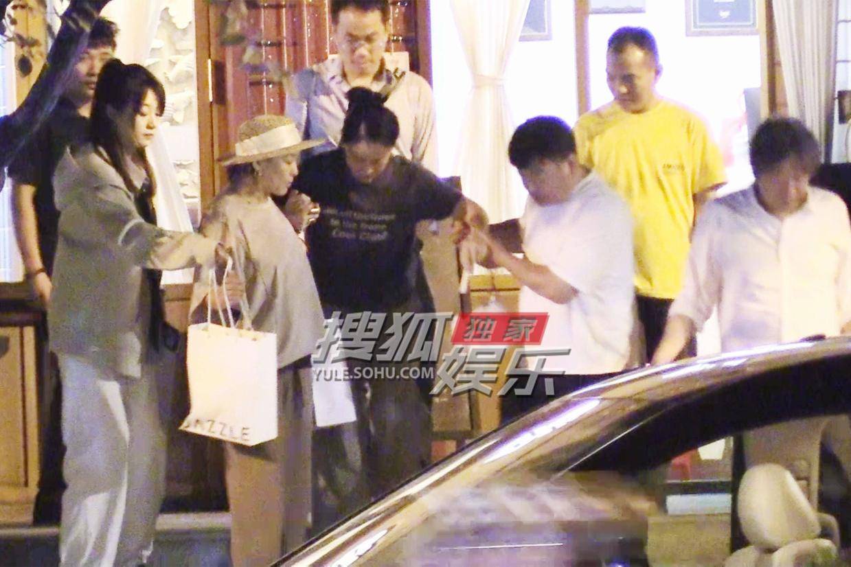 那英与李静老狼小柯等老友欢聚,情谊满满氛围温馨