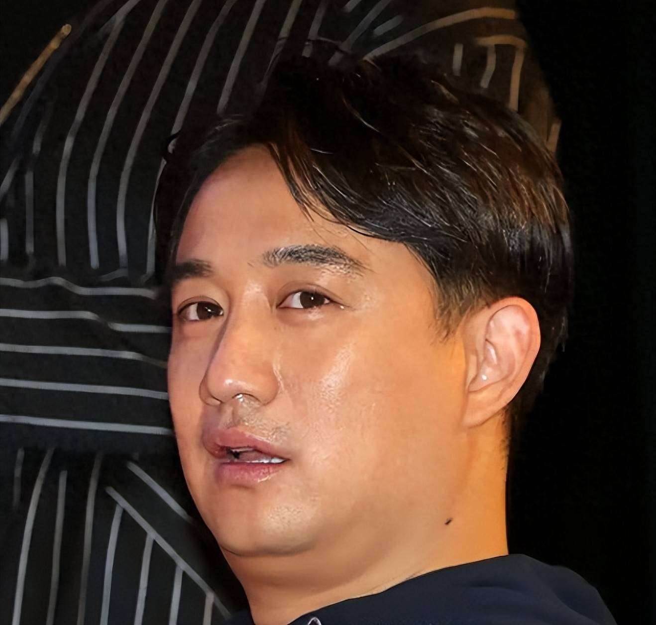 原创            55岁黄磊无法再演硬汉：心脏病后转型综艺，中年演员困境曝光