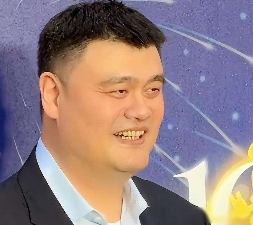 退役14年后，45岁的姚明近况曝光，面相变了，走路姿势奇怪引争议