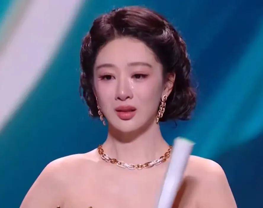 白玉兰奖名场面！台上台下哭成一片，杨紫妆花了，杨幂陪跑又陪哭封面图