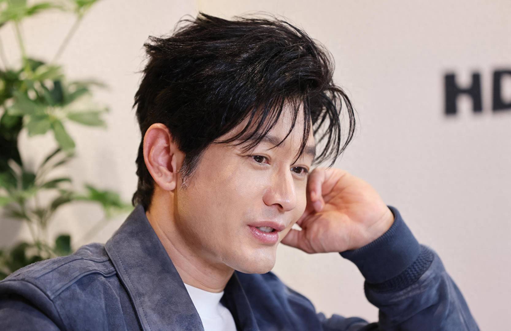 原创            黄晓明回应不要你觉得，要我觉得：那时候脾气急，已和自己和解，生活中并不霸道