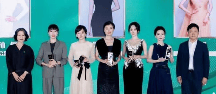 任素汐白玉兰奖输给杨紫不遗憾，跨界开唱口碑好，谢娜又被吐槽封面图