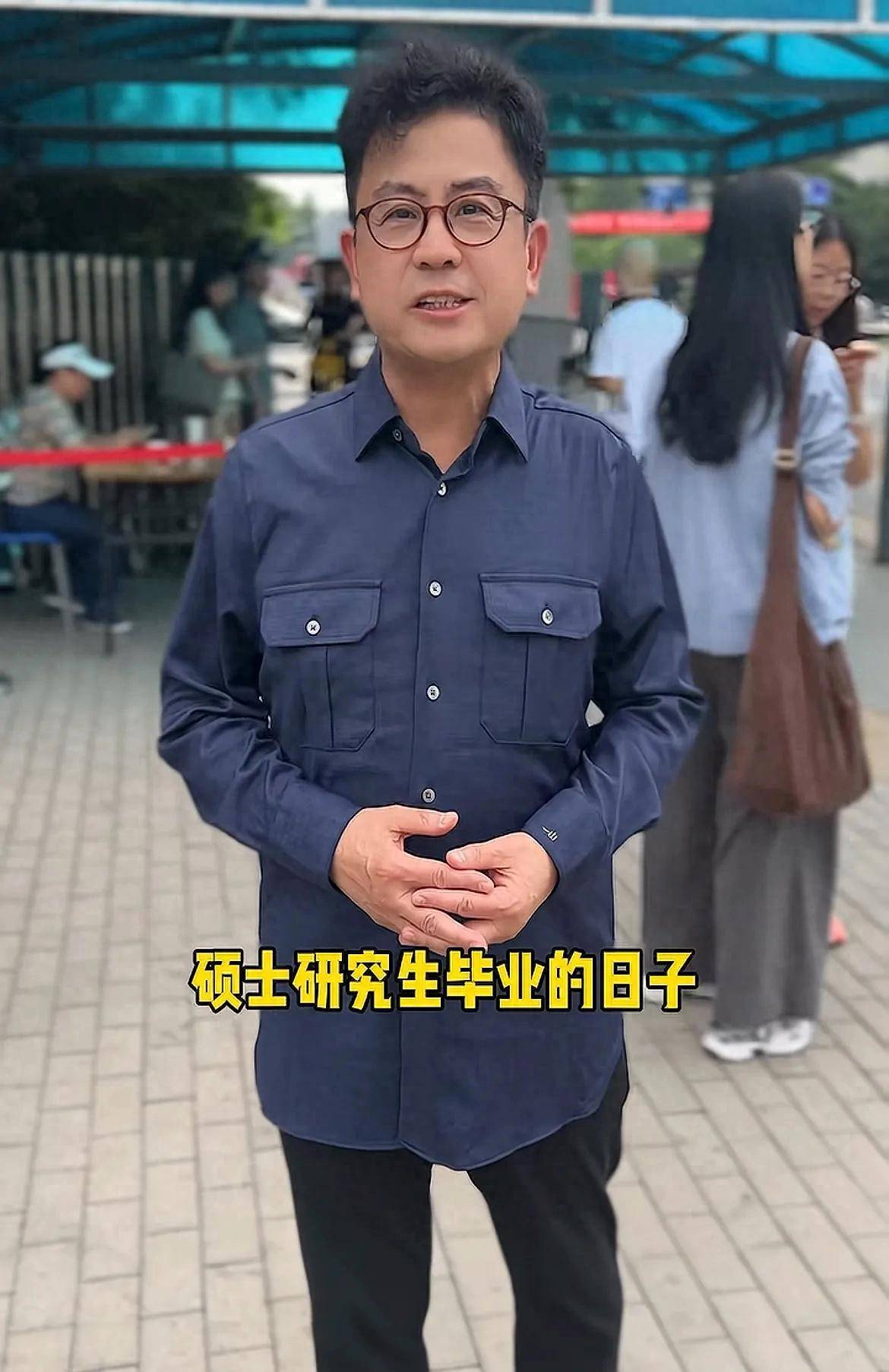 原创            恭喜！知名演员黄一山小儿子北大研究生毕业，长相帅气高爸爸一头