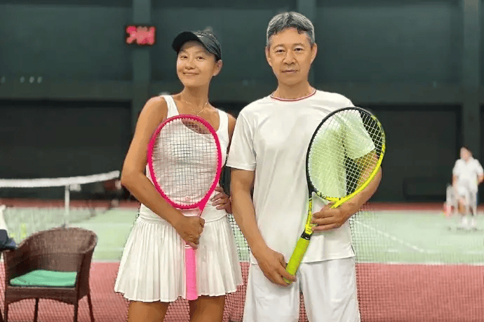 瞿颖分享与张丰毅合照 惊叹其70岁仍保持完美身材