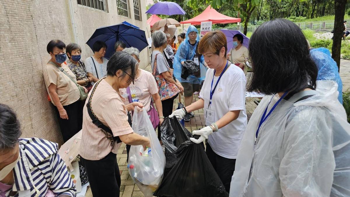 枫燧堂屯门雨中献爱心 回收胶樽换物资街坊互助见真情