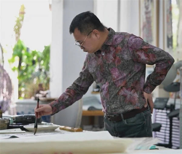 画家王亚庆——融书画于瓷艺，守千年窑火，探索当代瓷绘新路径