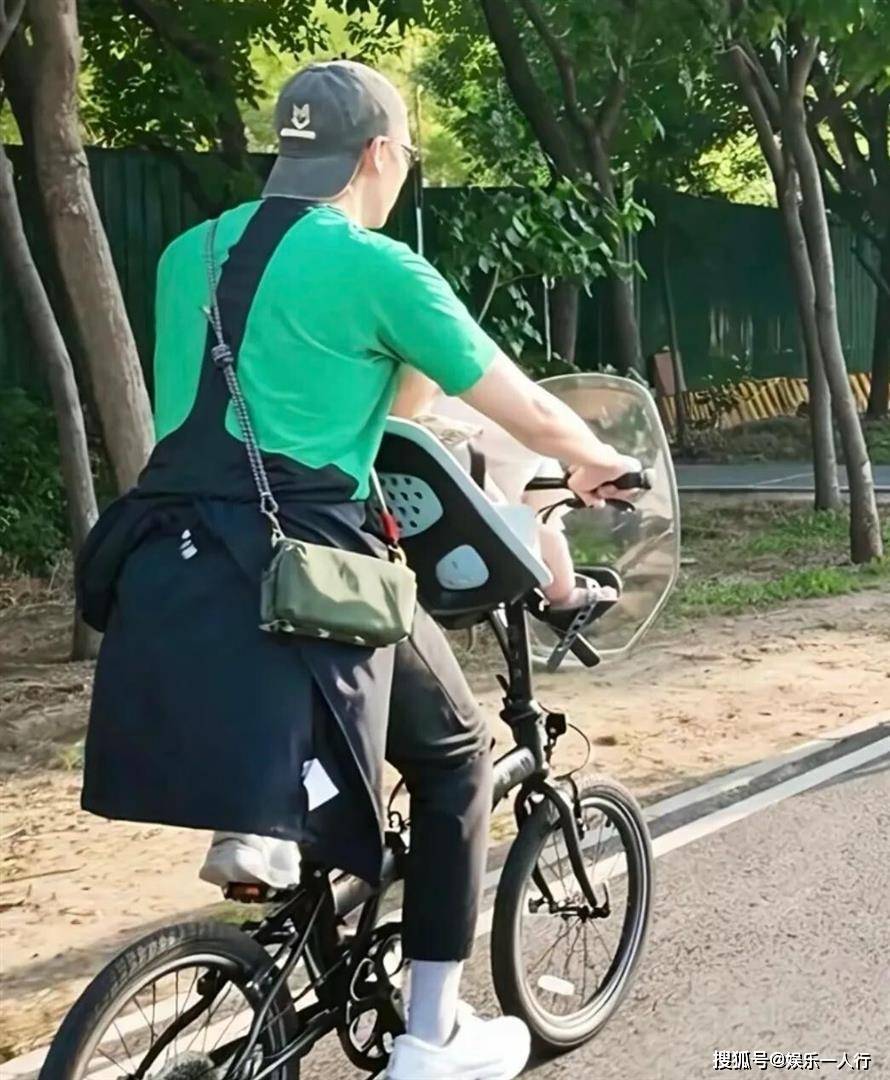 原创            陈伟霆何穗带娃骑行路透炸街！小Win冷白皮复刻何穗，改装单车藏了陈伟霆宠妻小心机