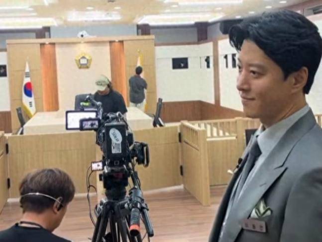原创            李东健济州咖啡店暂停营业，现身综艺《离婚休养营地》拍摄现场