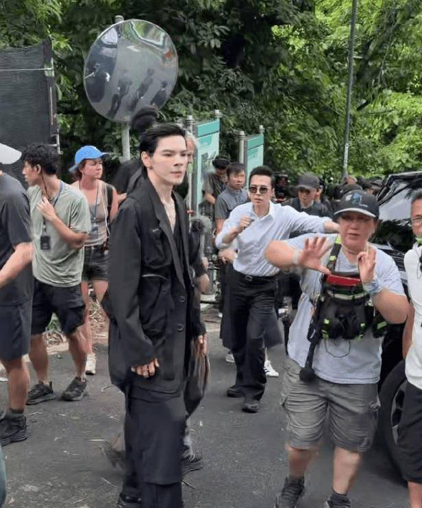 原创            向佐回来了！这次不是在直播间，是在甄子丹的片场