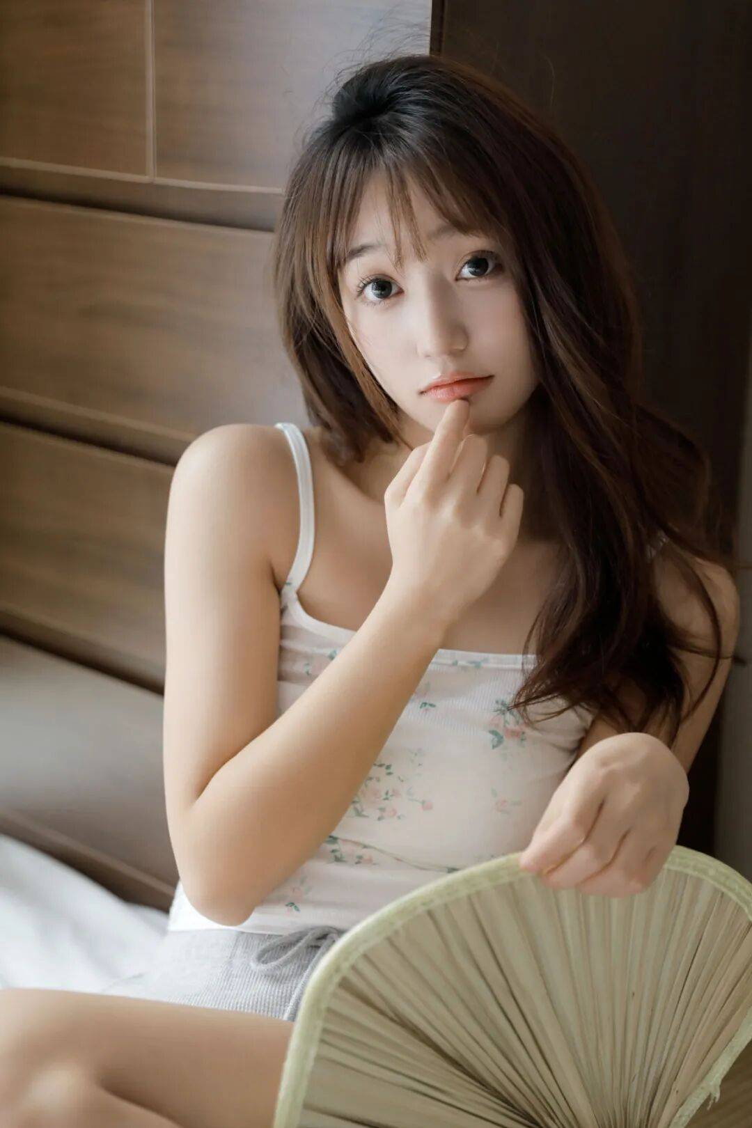 居家少女的纯欲写真，慵懒又撩人