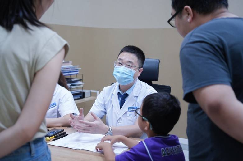 暑期近视暴涨预警!东莞爱尔眼科扶城宾:抓住黄金窗口期,三步科学稳住孩子视力(图4) 暑期近视暴涨预警!东莞爱尔眼科扶城宾:抓住黄金窗口期,三步科学稳住孩子视力(图4)