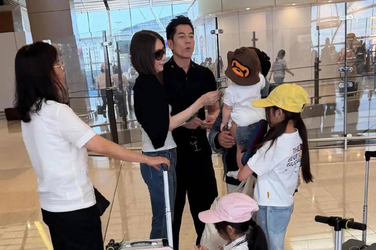 郭富城方媛携三女现身机场 温馨互动尽显家庭幸福