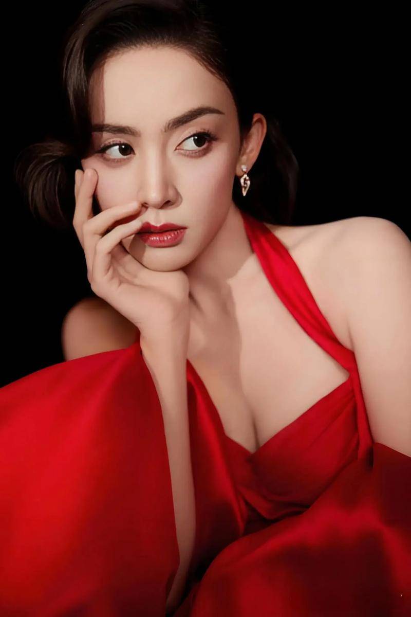 古力娜扎晒出最新入伏写真，性感如盛夏般热烈，展示成熟女人味