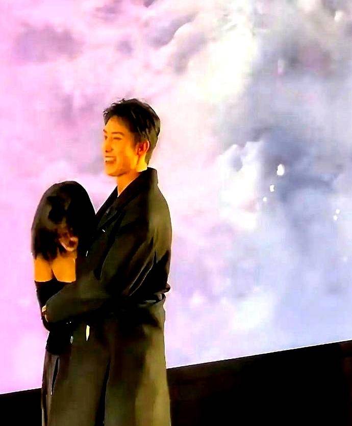 原创            黄景瑜及时帮孙千挡抹胸走红，网友：也许女生并不需要男生的动作