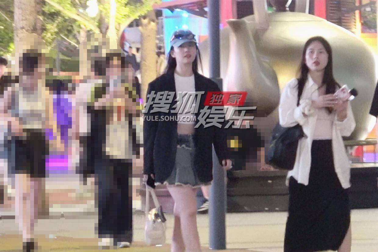 刘亦菲环球大道休闲行:逛街观影选周边,童心未泯尽显真我
