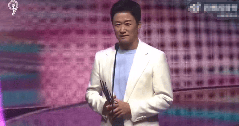 吴京笑谈“梦中情敌”李心洁颁奖：马来西亚之行超值
