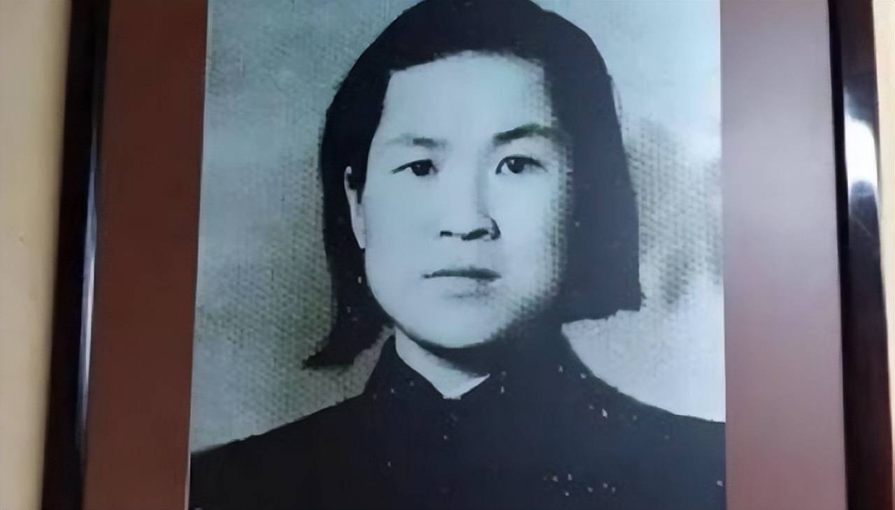 87年贺麓成在韶山久看毛泽覃的照片,毛岸青叹:小叔去世得太早了