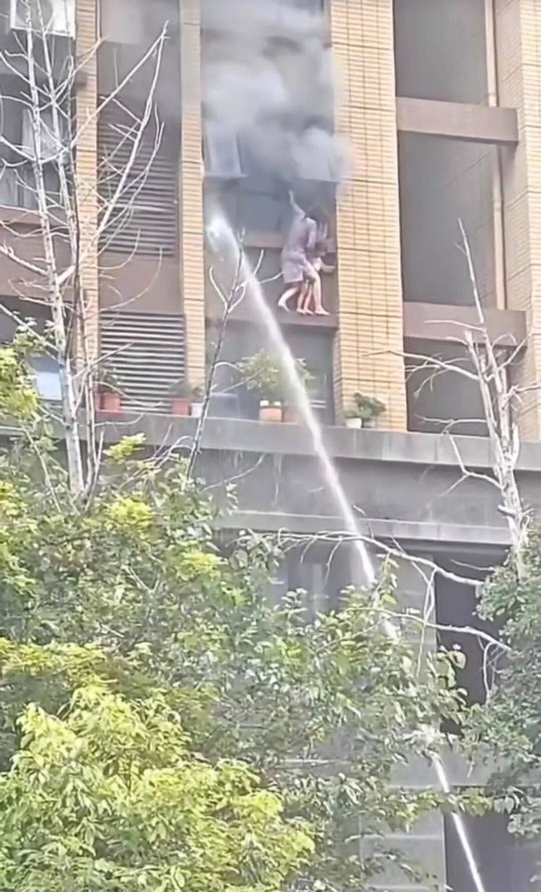 连云港火灾母女坠楼，3岁女童身亡