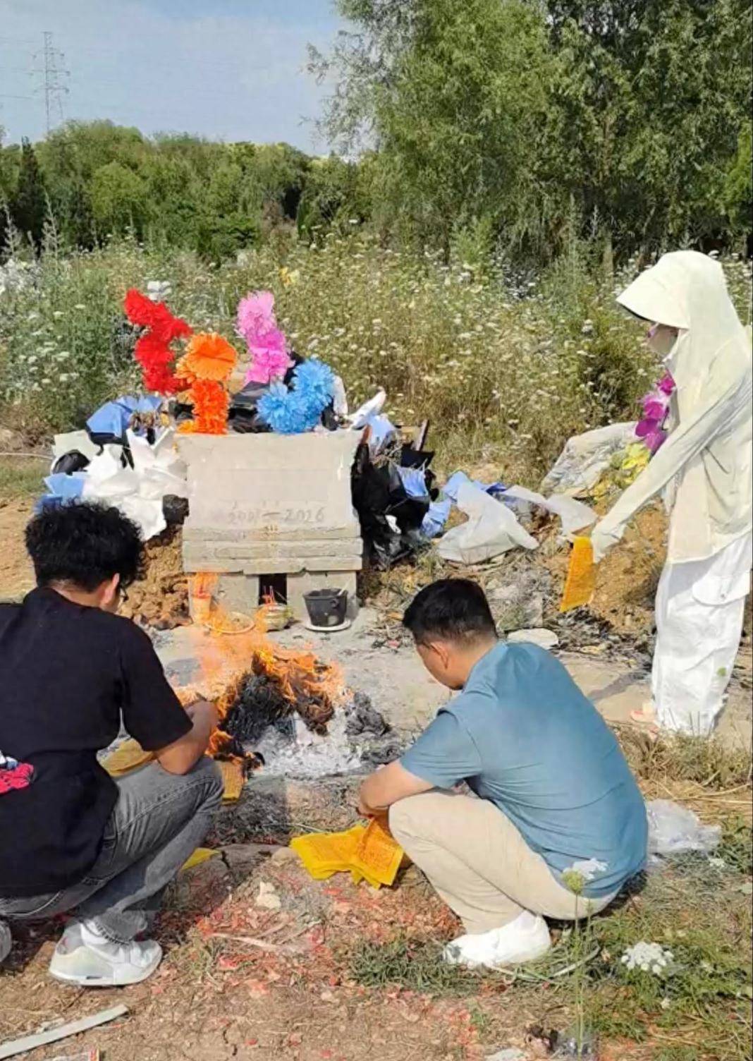 “敢不敢出来崩一下”，19岁少年应邀深夜校外飙摩托车比谁快，不幸出车祸当场身亡