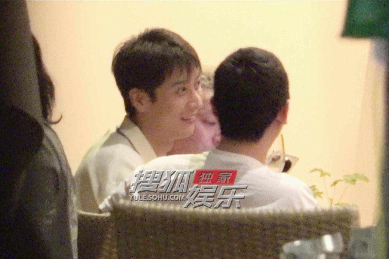 应昊茗私下与好友欢聚 畅谈生活尽显洒脱气质
