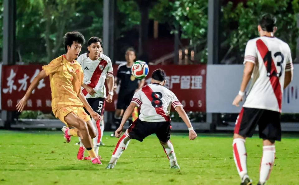 U17国足的奇迹之夜！2米门将替补上场，精彩扑救助球队晋级决赛