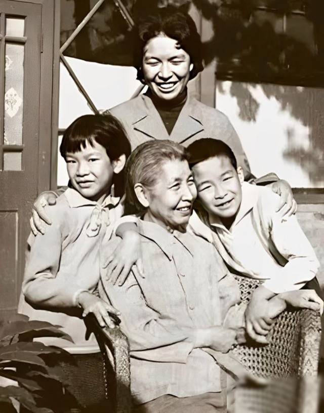 1998年，陶斯亮和哥哥石来发的合影，一母所生，但命运判若天渊_井冈山_母亲_曾志