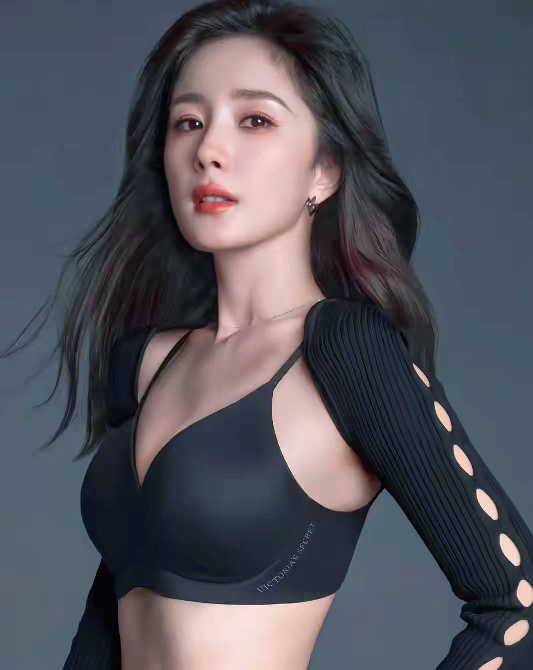 39岁杨幂晒出夏季清凉美照，公布最新内衣代言写真，网友赞