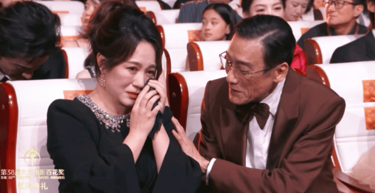 马丽发文祝贺萨日娜获百花奖最佳女配 梁家辉暖心递手帕成佳话