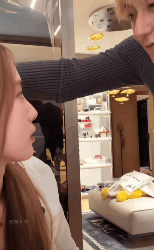 原创            徐艺洋诠释了结了婚的女人好能忍！黄子韬直播时扇老婆巴掌，徐艺洋瞬间懵了，马上还手问道你是不是疯了