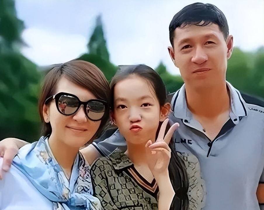原来他俩是夫妻，丈夫是国足名宿，妻子是歌坛天后，女儿颜值超高